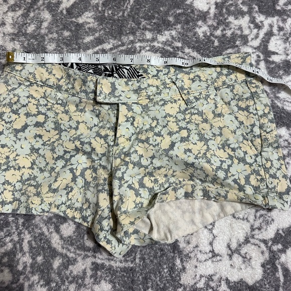 Volcom shorts - Picture 3 of 3